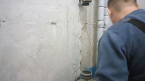 Дополнительный крепеж на стояк канализации