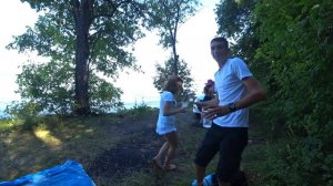 | ПРАНК НАД ДЕВУШКОЙ | УСЫПИЛИ И БРОСИЛИ НА МАТРАСЕ |