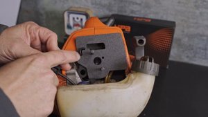 How to replace the Carburetor - Husqvarna Trimmer - Hipa How To - 012