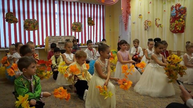 Осенний танец вход с листьями #осеньвдетскомсаду #детскийтанец #осень