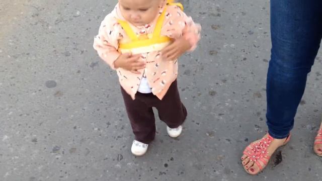 первая прогулка с детским "поводком" смотреть онлайн