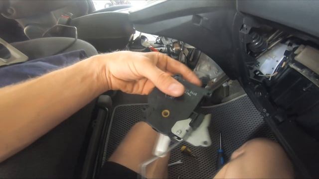 Toyota Alphard. Странные звуки под панелью!? Ремонт сервопривода!! смотреть онлайн