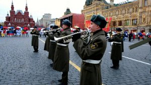 Военный оркестр играет марш Служить России