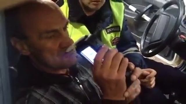 Пьяный водитель девятки с девятилетним ребенком врезался в столб смотреть онлайн