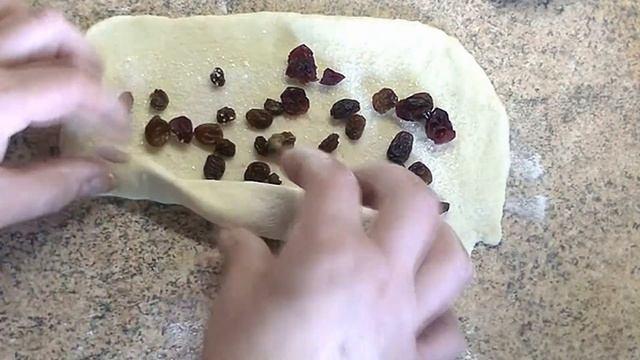 КУЛИНАРИЯ.РЕЦЕПТ.БУЛОЧКИ С ИЗЮМОМ .ДВА СПОСОБА ИХ ФОРМИРОВАНИЯ.