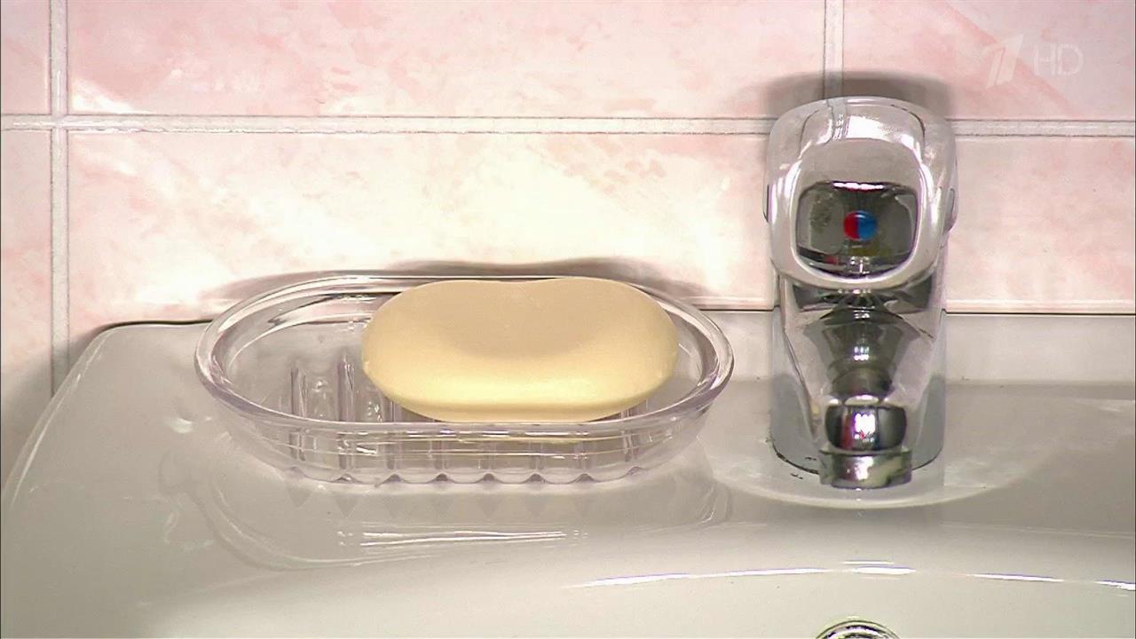 Как мыть руки в общественном туалете. Медицинские ...ы. Жить здорово! Фрагмент выпуска от 06.11.2015