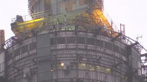 На останкинской башне порвался флаг немного...