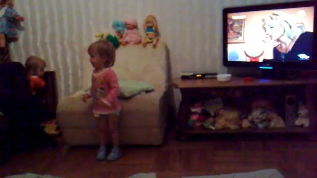 разборки девочек- близнецов дома в 1,5 года. смотреть онлайн