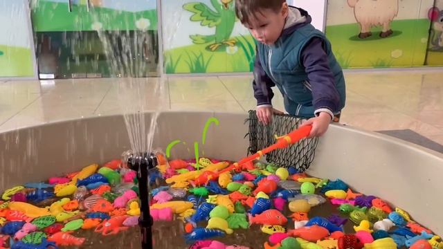 Володар играет в рыбалку на детской площадке смотреть онлайн