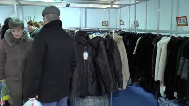 В Лиде на площадке у ТЦ «Торунь» проходит выставка-ярмарка «Модный базар» смотреть онлайн