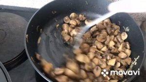 Жаренная картошка с грибами и сметаной по деревенски