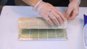 Пошаговый рецепт вкусного ролла с угрём и креветками.