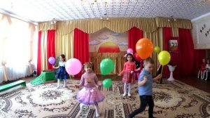 ТАНЕЦ С ШАРАМИ "ПЕСНЯ ПРО ПАПУ" ВОЛШЕБНИКИ ДВОРА