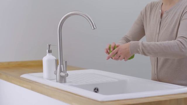 How to empty and clean the clear bin on your Dyson Micro 1.5kg™ cordless vacuum смотреть онлайн