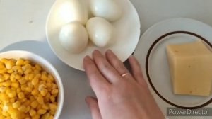 Салат с грибами, кукурузой и яйцом