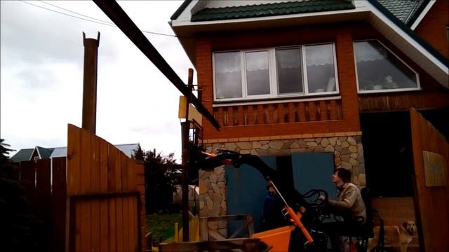 мини погрузчик  ..вкалывают роботы..