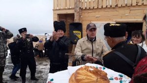 Церемония приветствия почётных гостей на открытии казачьего поста.
