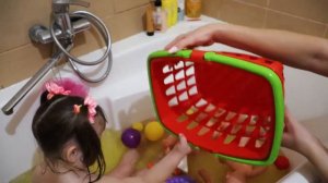 Ребенок испортил Косметику мамы. Мия как кукла Беби Бон! Купание с Игрушками в Ванне