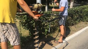 Бурение отверстий бензобуром для декаративного ограждения в парке Калуги