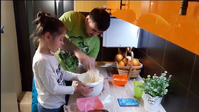 #Челленджы с едой: Готовим Венские вафли с папой. видео для детей