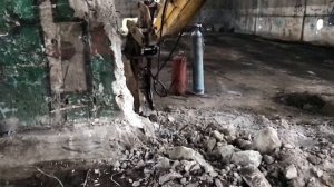 Работа экскаватора-погрузчика с гидромолотом.