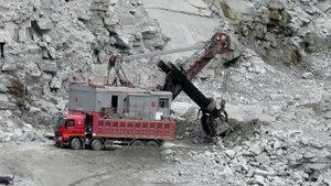 «Стальная мощь» Экскаватор ЭКГ-5А погрузка самосвала в карьере
