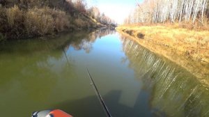 Ловля щуки на спининг с лодки.Малая река 15 октября 2021.