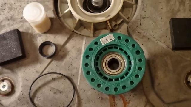 Wymiana łożyska bębna i szczotek silnika w pralce ELECTROLUX EWT 9120W смотреть онлайн