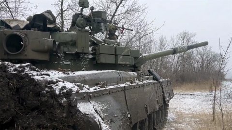 Минобороны РФ распространило кадры танкового сражения на передовой