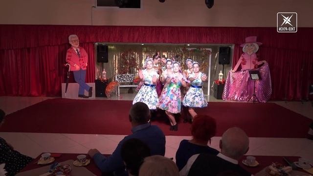 Ярким дефиле под любимые песни отметили День старшего поколения участники клуба «Ретро 55+»