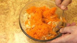Морковный салат с чесноком, яблоками и майонезом