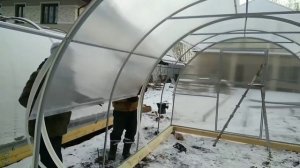 Монтаж теплицы с открывающейся крышей. У теплицы на зиму открывается крыша, снег теперь не страшен!