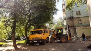 Киров. Уборка мусора. Трактор мощно убирает громадную кучу мусора, после ремонта крыши