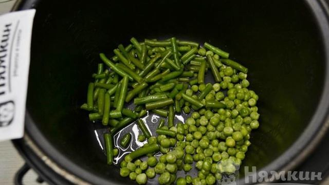 Рис с зеленым горошком и стручковой фасолью на гарнир в мультиварке