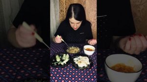 МУКБАНГ ПЛОВ ИЗ КУРИЦЫ/ САЛАТИК ГНЕЗДО ГЛУХАРЯ С КУРОЧКОЙ/ СВЕЖИЕ ОГУРЧИКИ #eating #food #asmr #liv