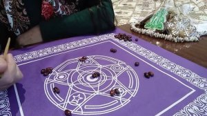 [ГАДАНИЕ НА БОБАХ] Хочет ли крестовый король вернуть отношения