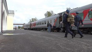 Поезд Санкт-Петербург – Калининград прибывает на станцию Дно