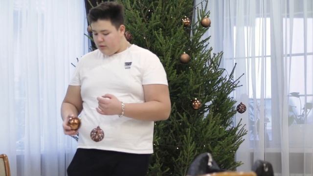 НАРЯЖАЕМ ЕЛКУ И БОЛТАЕМ / как красиво украсить елку смотреть онлайн