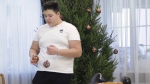 НАРЯЖАЕМ ЕЛКУ И БОЛТАЕМ / как красиво украсить елку