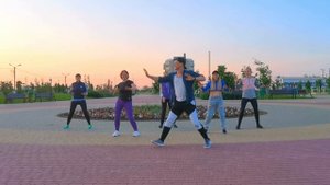 Не важно, кто и что говорит о вас - принимайте всё это с улыбкой и продолжайте делать своё дело!