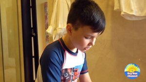 Мама запретила все слаймы. Ян, устроил slime bath challenge? Видео для детей от Boy Yan Channel.