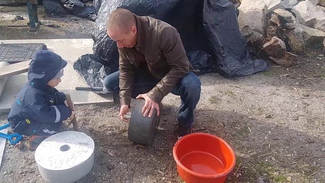 Блины из бетона.Сын помогает доставать второй блин из бетона для штанги смотреть онлайн