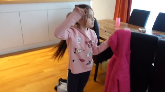 ?Марго ПОРАНИЛА Ногу/❄️ ШТОРМОВОЕ ПРЕДУПРЕЖДЕНИЕ / Катаемся на ГОРКАХ смотреть онлайн