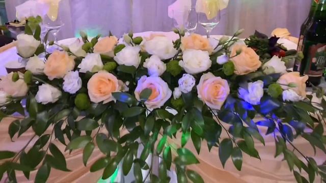 Свадебная композиция из цветов на президиум. смотреть онлайн