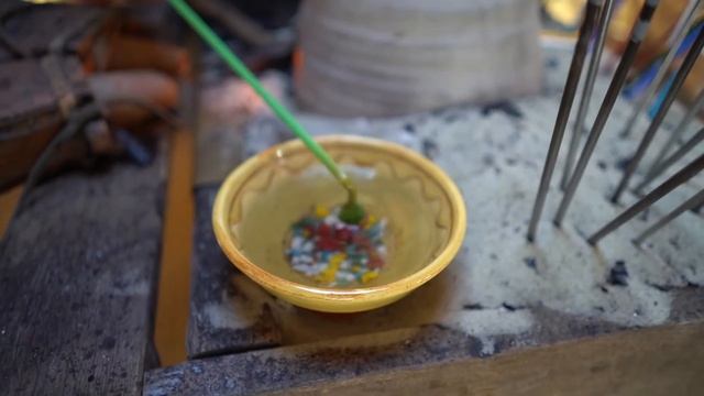 Мастер-класс Якова Внукова по изготовлению стеклянной бусины, орнаментированной цветной крошкой. смотреть онлайн