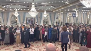 Даргинский,худуцинский танец сопровождающих со стороны жениха и невесты белых мужчин и женщин!!!?