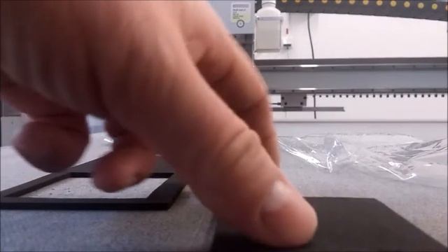 Плоттер Comagrav DIGI режет пористый EPDM 3 мм с клеящим слоем смотреть онлайн