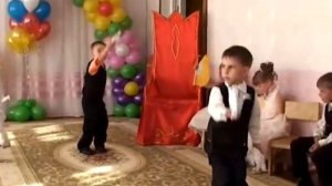 Танец мальчиков с голубями на выпускном 2010.Муз. рук. Максюта Г. В.