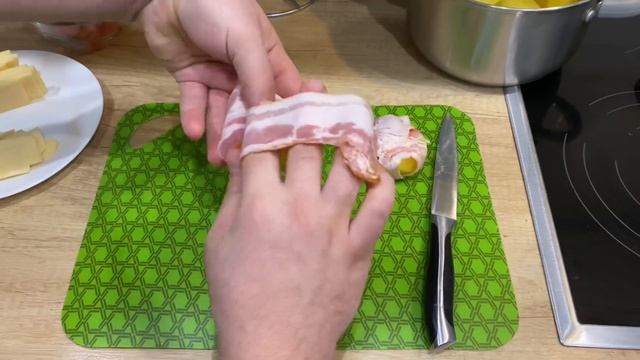 КАРТОФЕЛЬ В БЕКОНЕ С СЫРОМ И ПОМИДОРАМИ ВКУСНАЯ И ПРОСТАЯ ЗАКУСКА #картошка #вбеконе #картофель