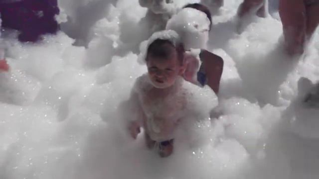 Children bathe/Дети купаются/Bubble bath